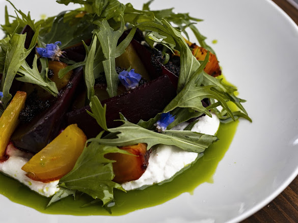 Betabel con flores y burrata